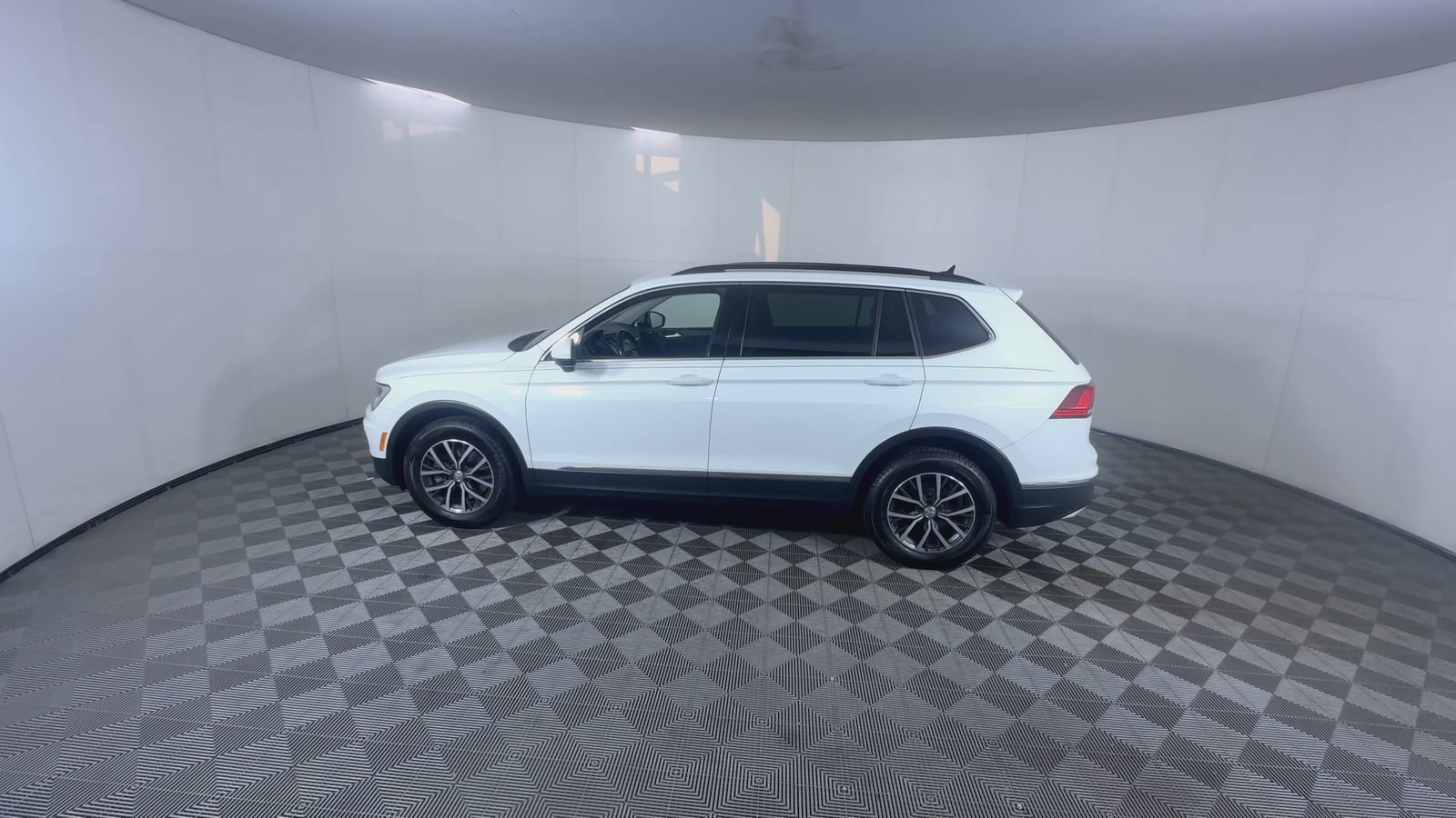 Used 2018 Pure White Volkswagen SEL image 5