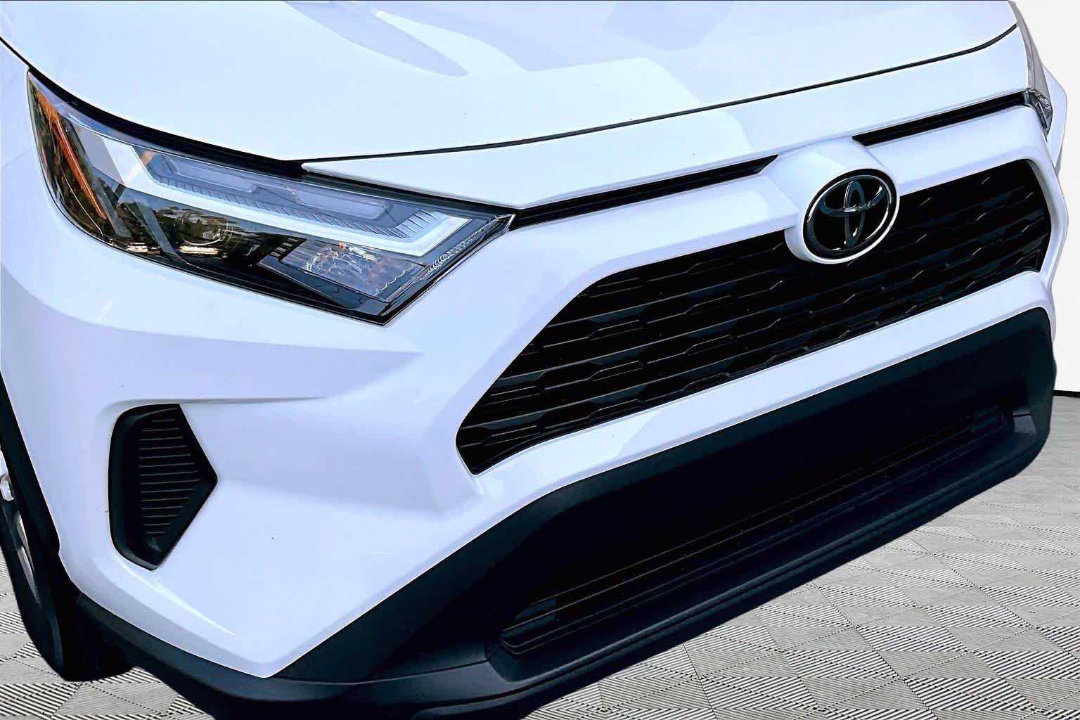 Used 2025 Ice Cap Toyota XLE image 30