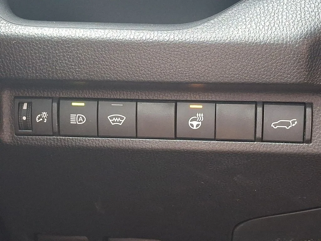 2025 Toyota RAV4 XLE - Photo 23