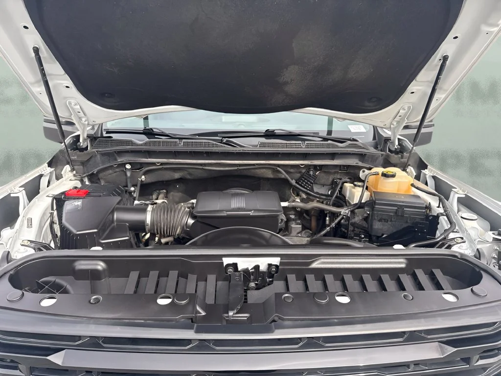 Used 2020 White GMC Base image 25
