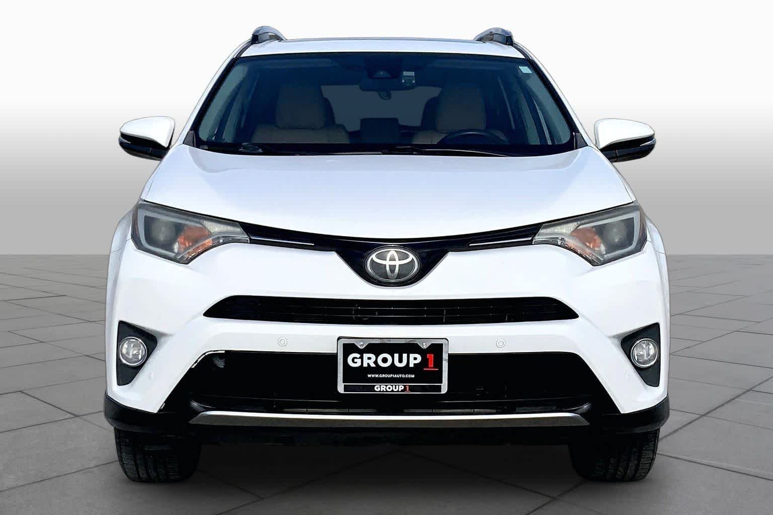 Used 2018 Super White Toyota XLE image 4