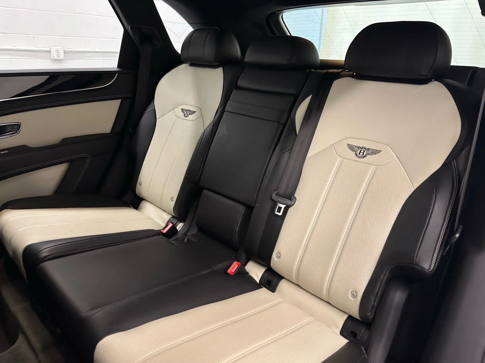Used 2023 Glacier White Bentley V8 image 16