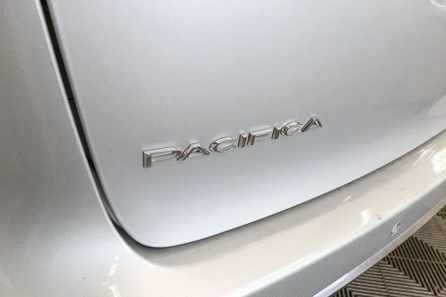 Used 2023 Silver Chrysler Touring L image 9