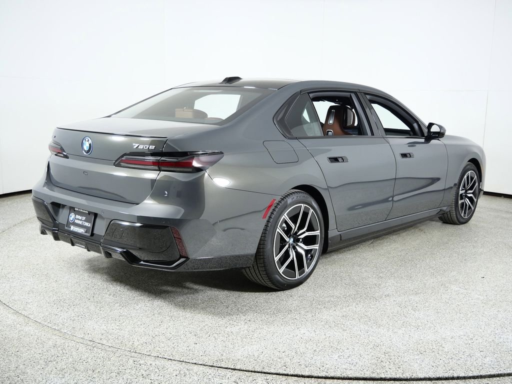 2025 BMW 7 Series 750e - Photo 9
