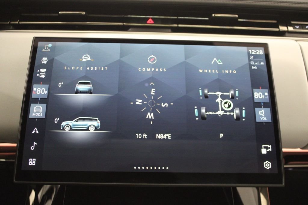 Used 2024  Land Rover SE image 27