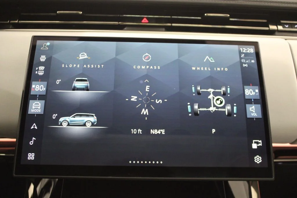 Used 2024 White Land Rover SE image 27