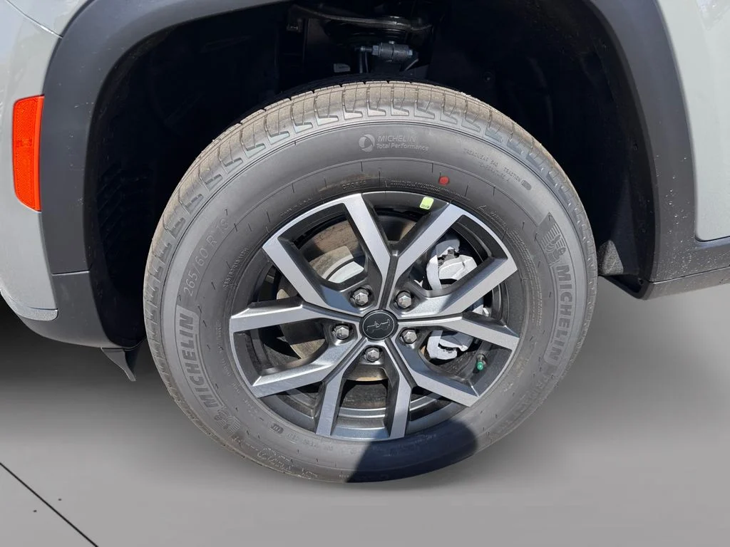 New 2027 Sting-Gray Clearcoat Jeep Laredo image 9