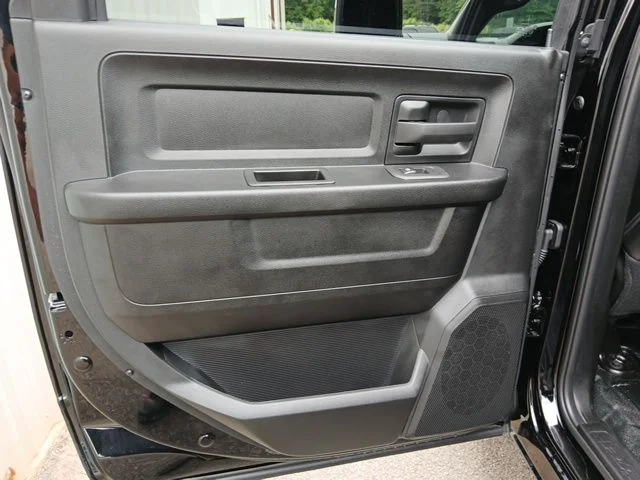 New 2026 Diamond Black Crystal Pearl-Coat Exterior Paint RAM Tradesman image 17