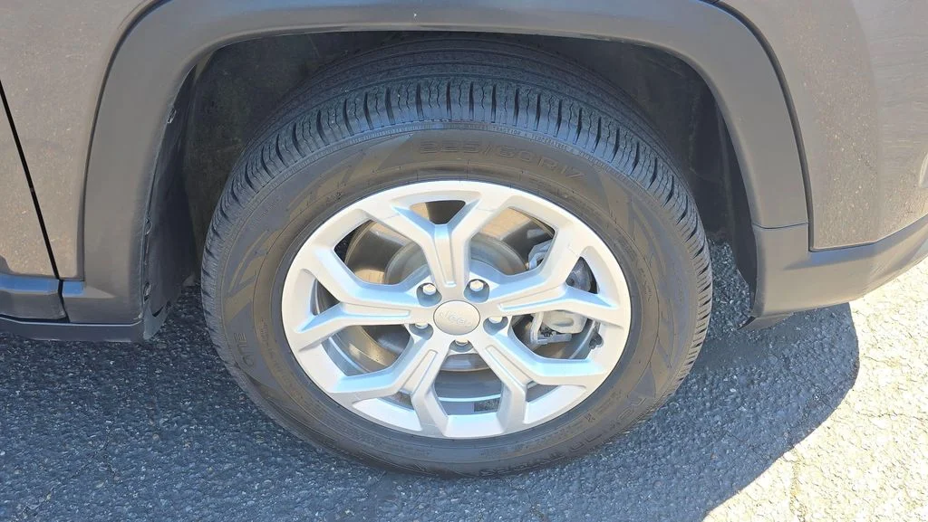 Used 2024 Baltic Gray Metallic Clearcoat Jeep Latitude image 9