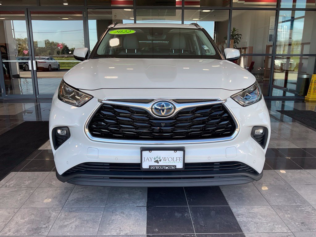 Used 2022 Toyota Highlander Limited with VIN 5TDXBRCH1NS537897 for sale in Kansas City