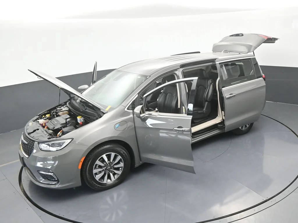 Used 2022 Ceramic Gray Clearcoat Chrysler Touring L image 68