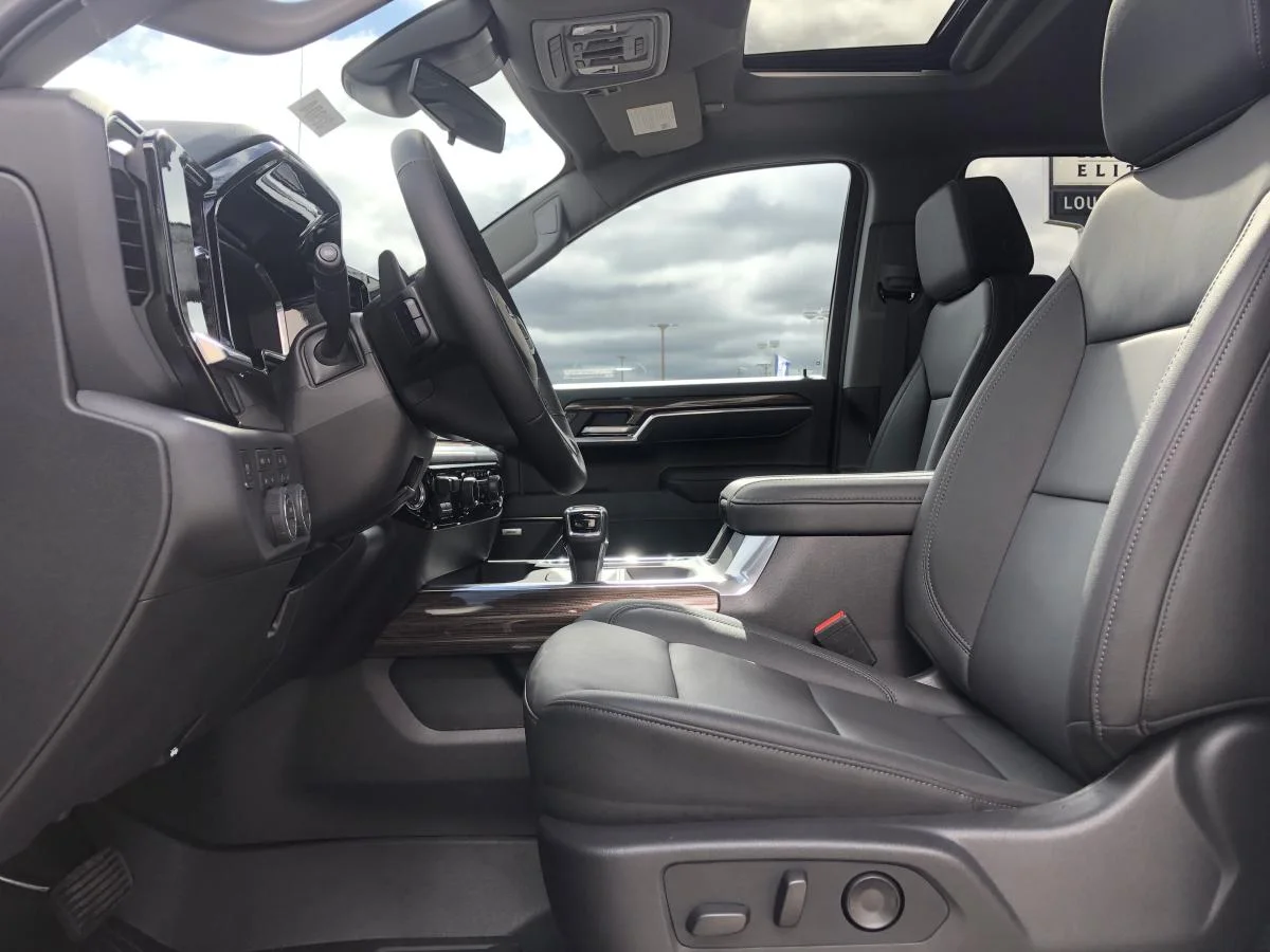 New 2026 White Chevrolet 4wd Crew Cab 147" Lt image 10