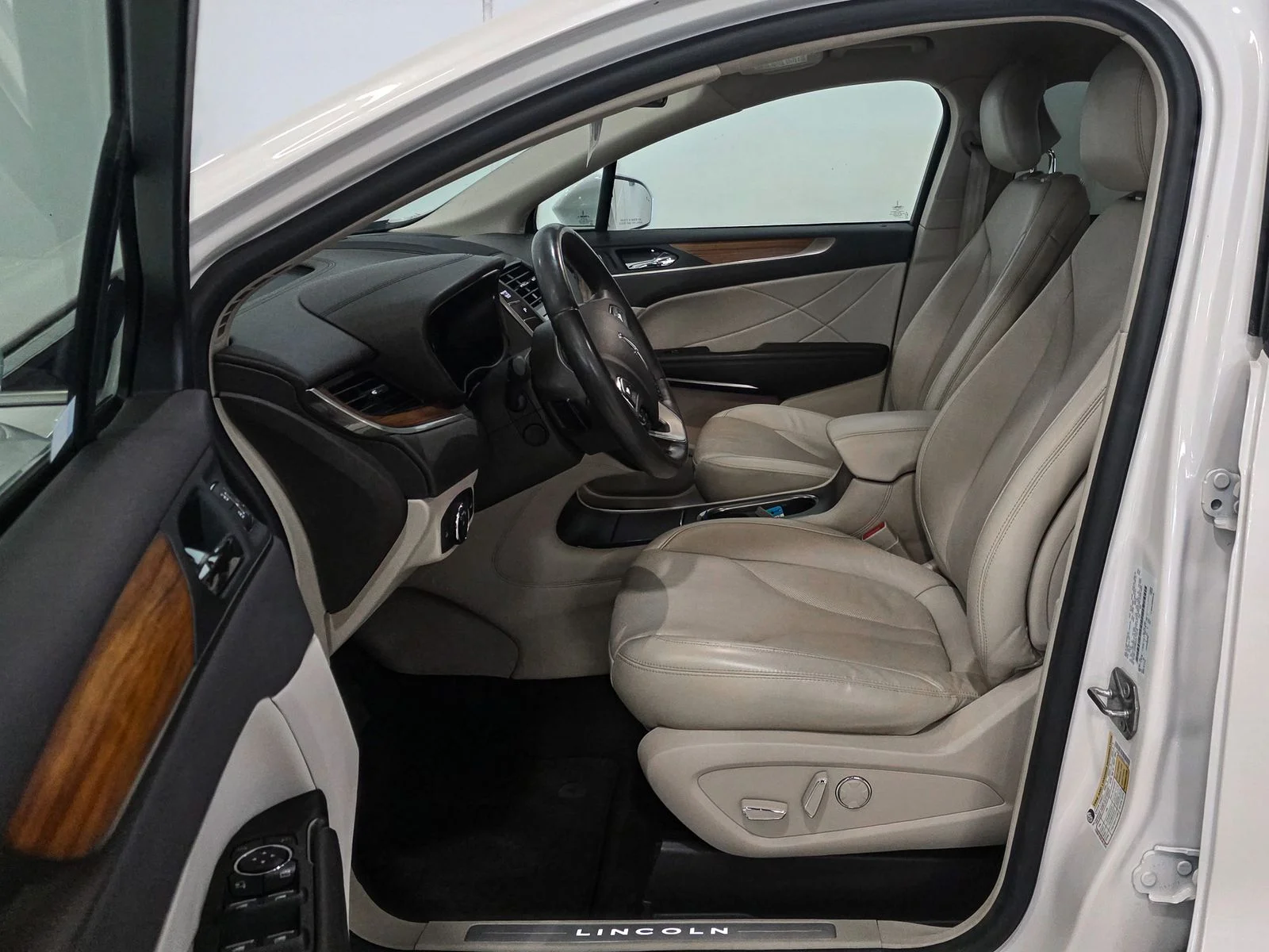 Used 2019 White Lincoln Select image 20