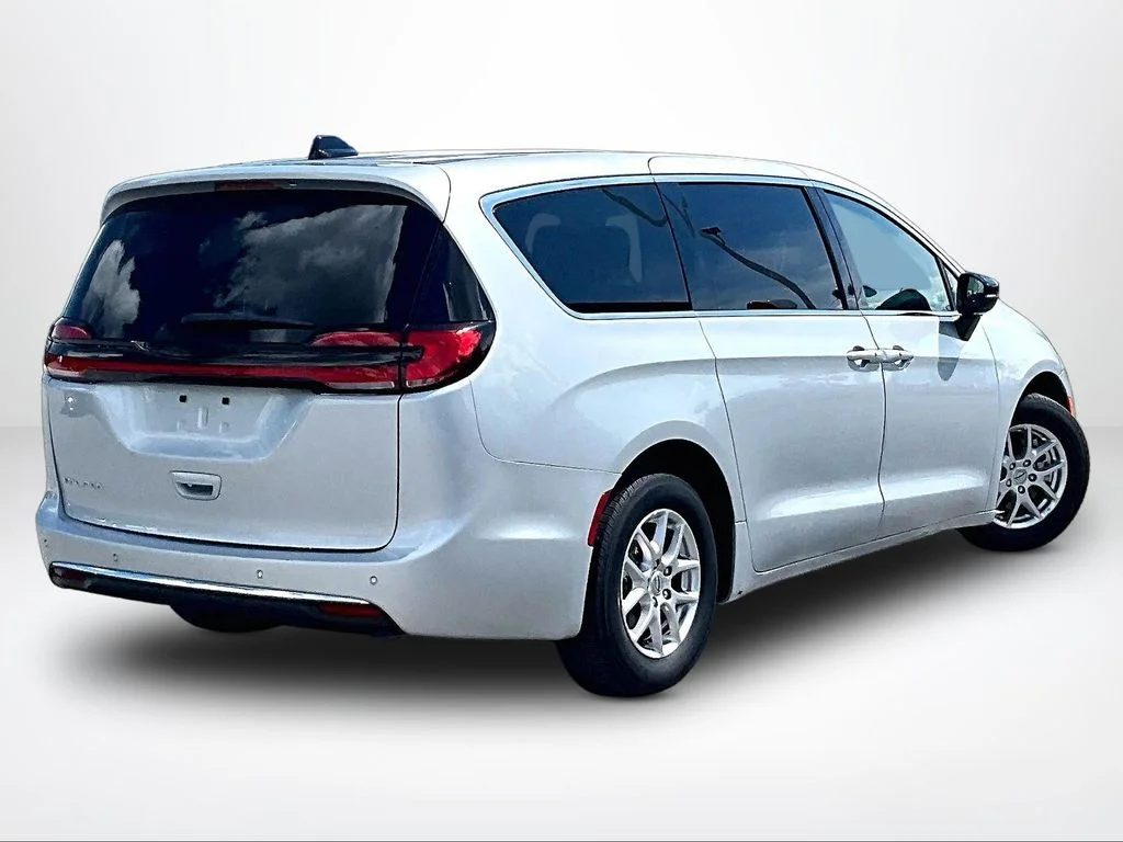 Used 2024 Silver Chrysler Touring L image 3