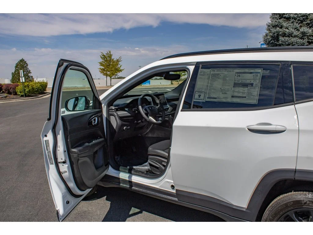 New 2026 Bright White Clearcoat Jeep Latitude image 25