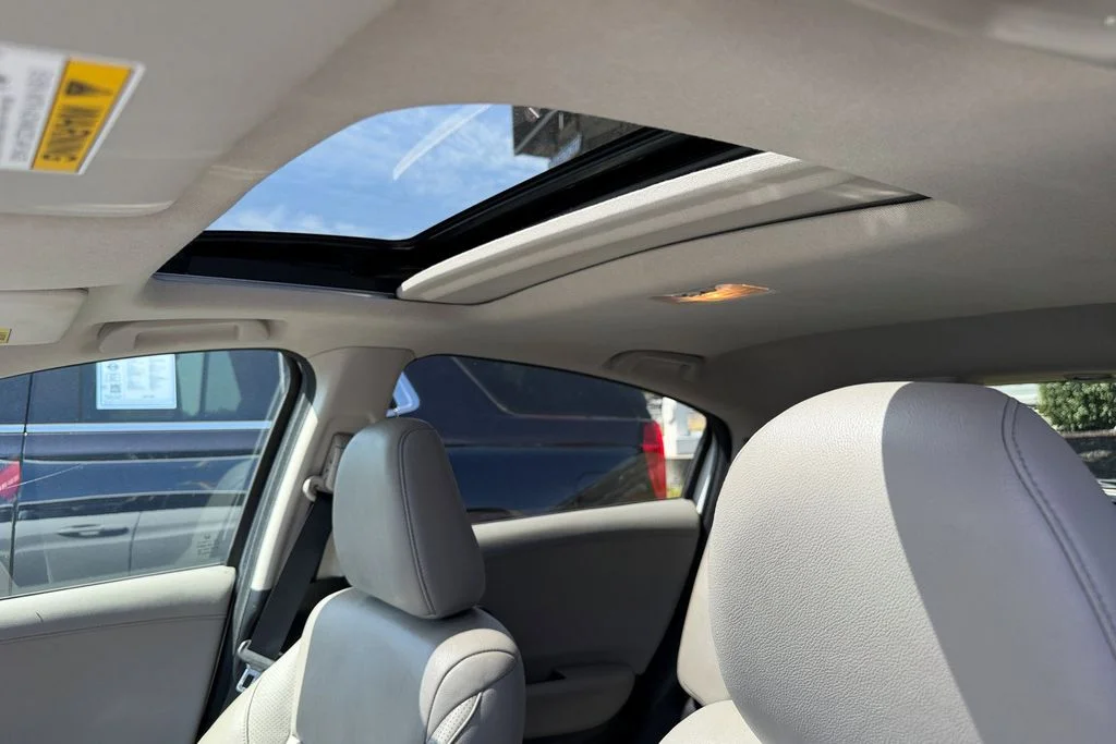 Used 2018 White Honda EX-L image 21