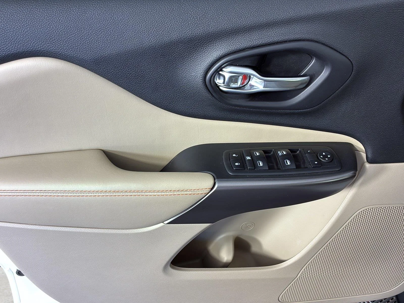 Used 2019 Bright White Clearcoat Jeep Latitude image 20