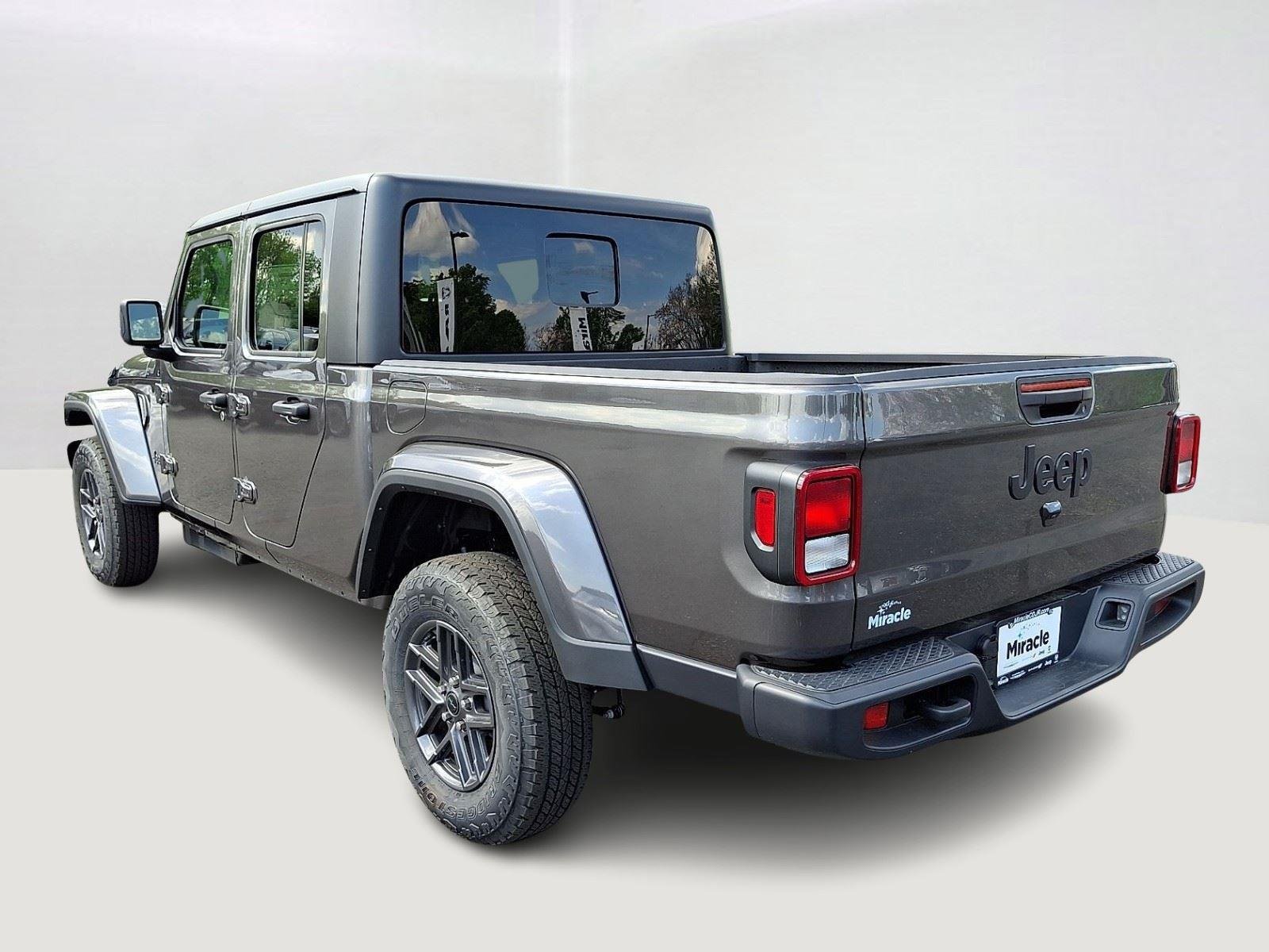 New 2026 Granite Crystal Metallic Clearcoat Jeep Sport S image 5