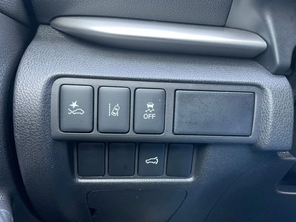 Used 2024 Silver Mitsubishi SE image 45