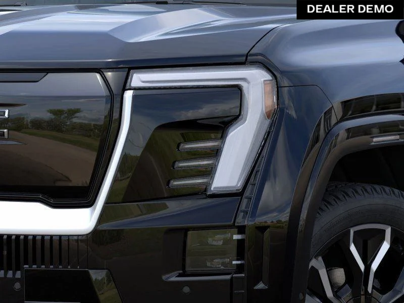 Used 2025  GMC Denali image 10