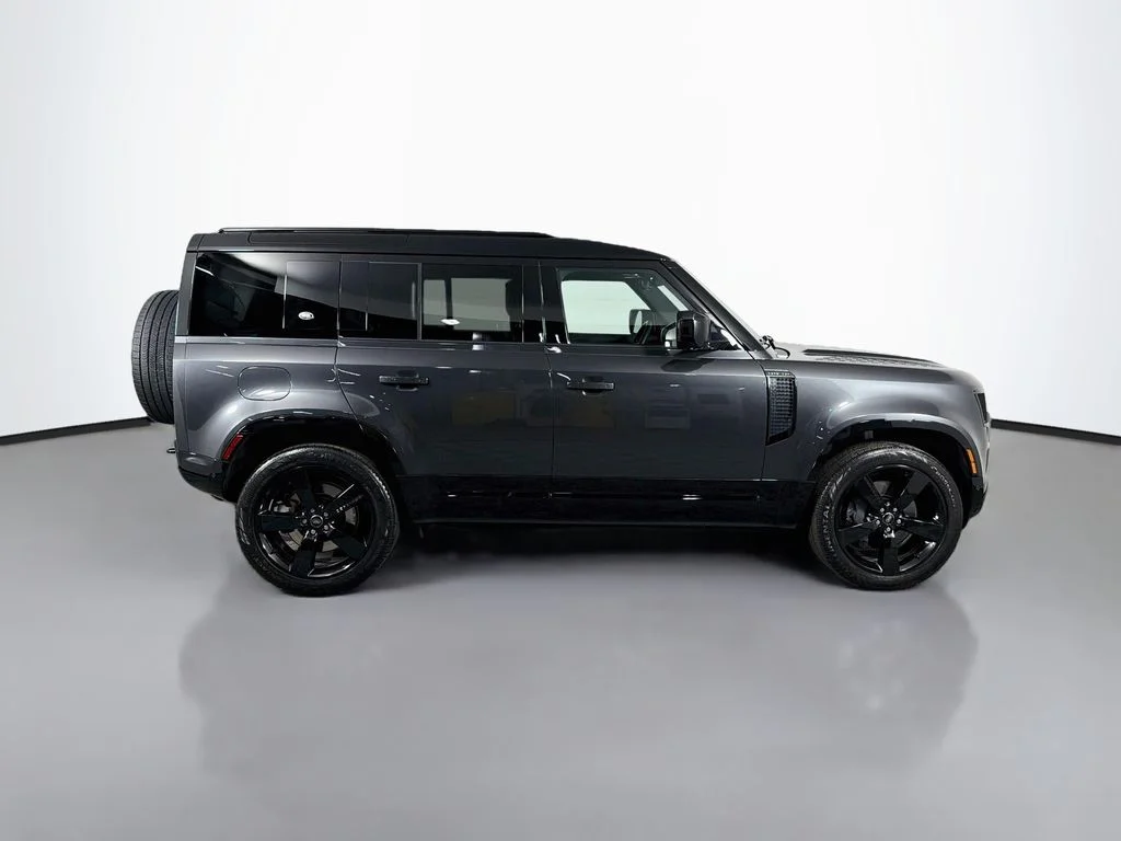 Used 2023 Gray Land Rover X-Dynamic SE image 4