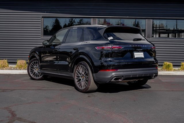 2022 Porsche Cayenne Base photo 2
