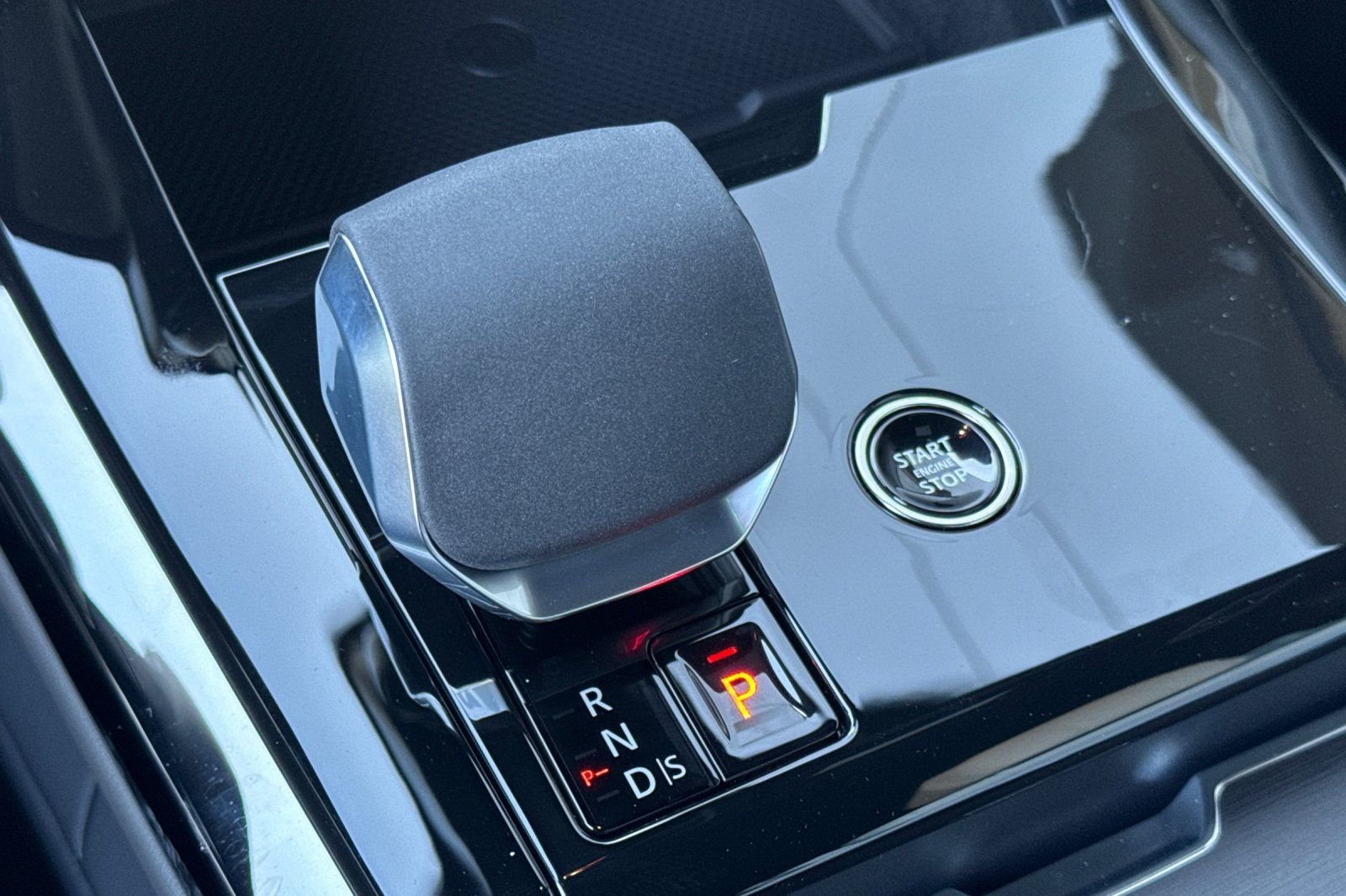New 2026 Varesine Blue Land Rover SE image 25