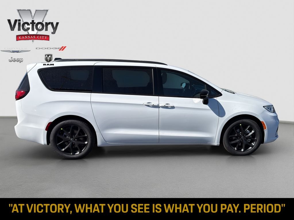 New 2026 Bright White Clear-Coat Exterior Paint Chrysler Select image 8