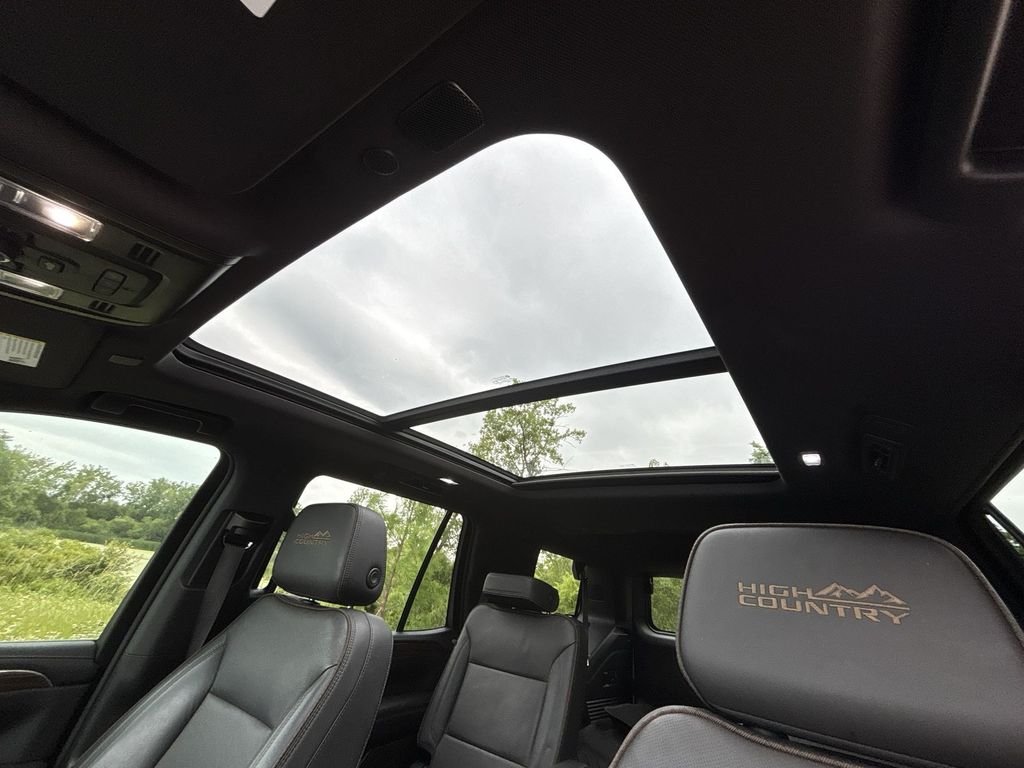 Used 2022 Iridescent Pearl Tricoat Chevrolet High Country image 16