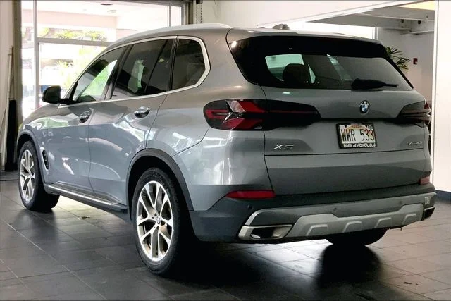 Used 2024 Skyscraper Grey Metallic BMW xDrive40i image 5
