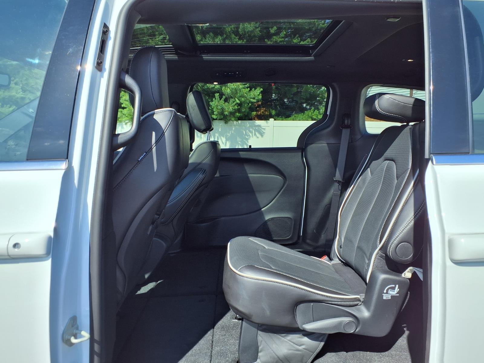 Used 2026 White Chrysler Limited image 23