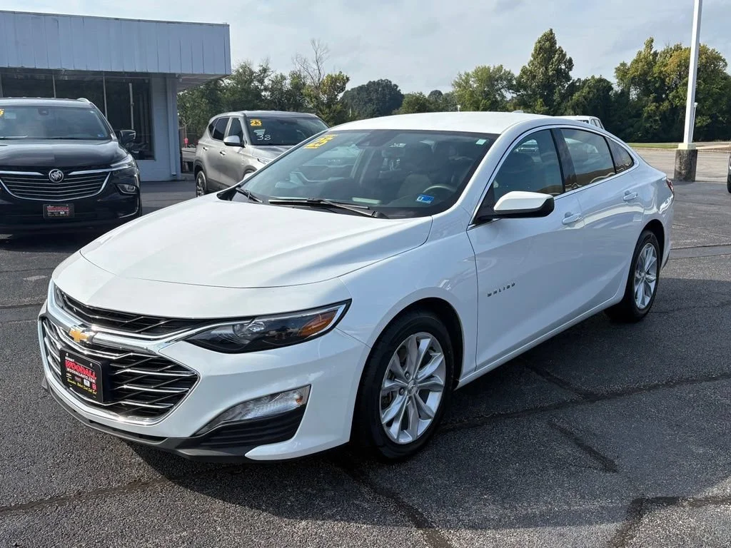 Used 2025 Summit White Chevrolet 1LT image 2