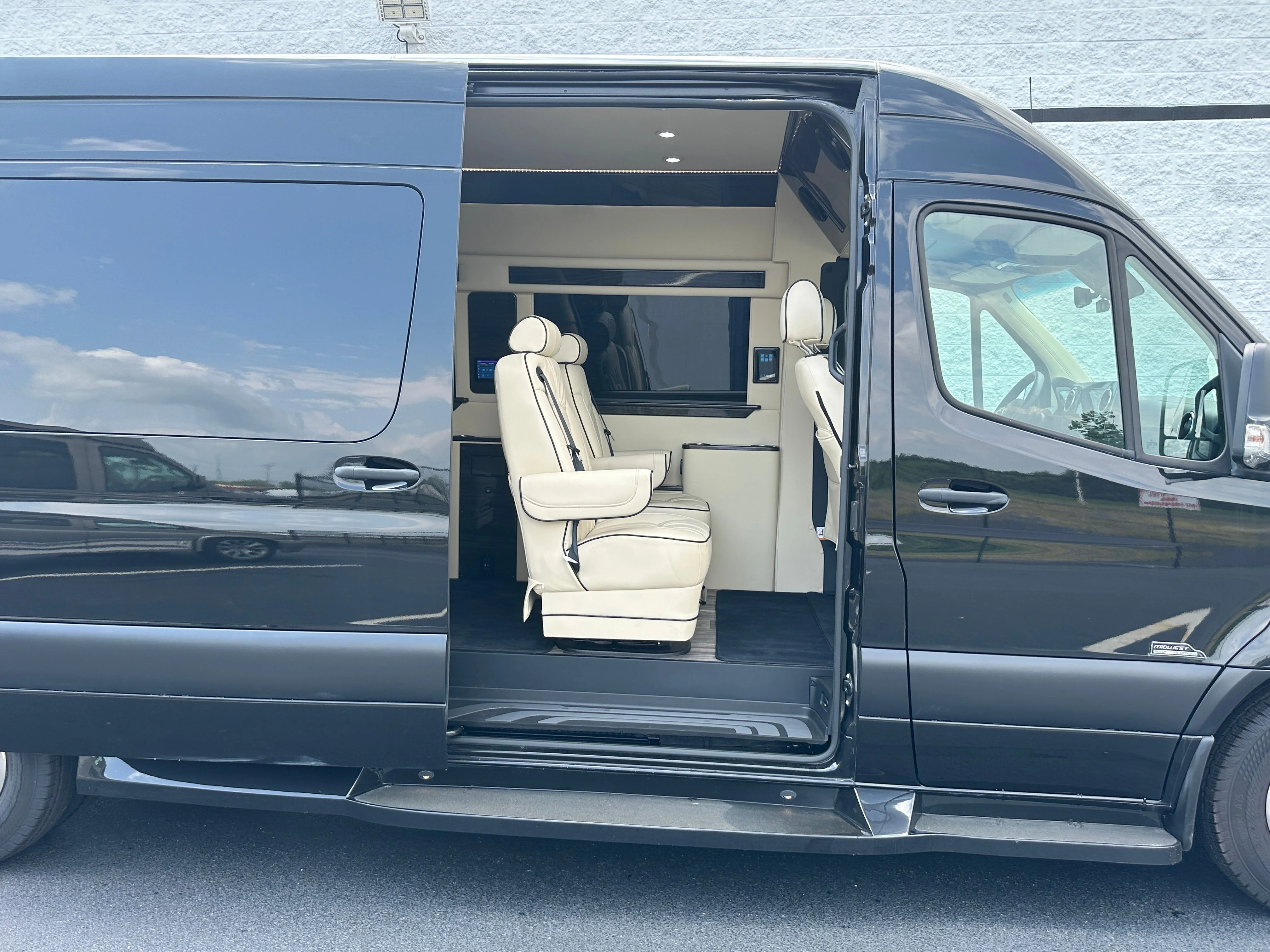 Used 2024 Obsidian Black Metallic Mercedes-Benz Midwest G55 Touring image 9