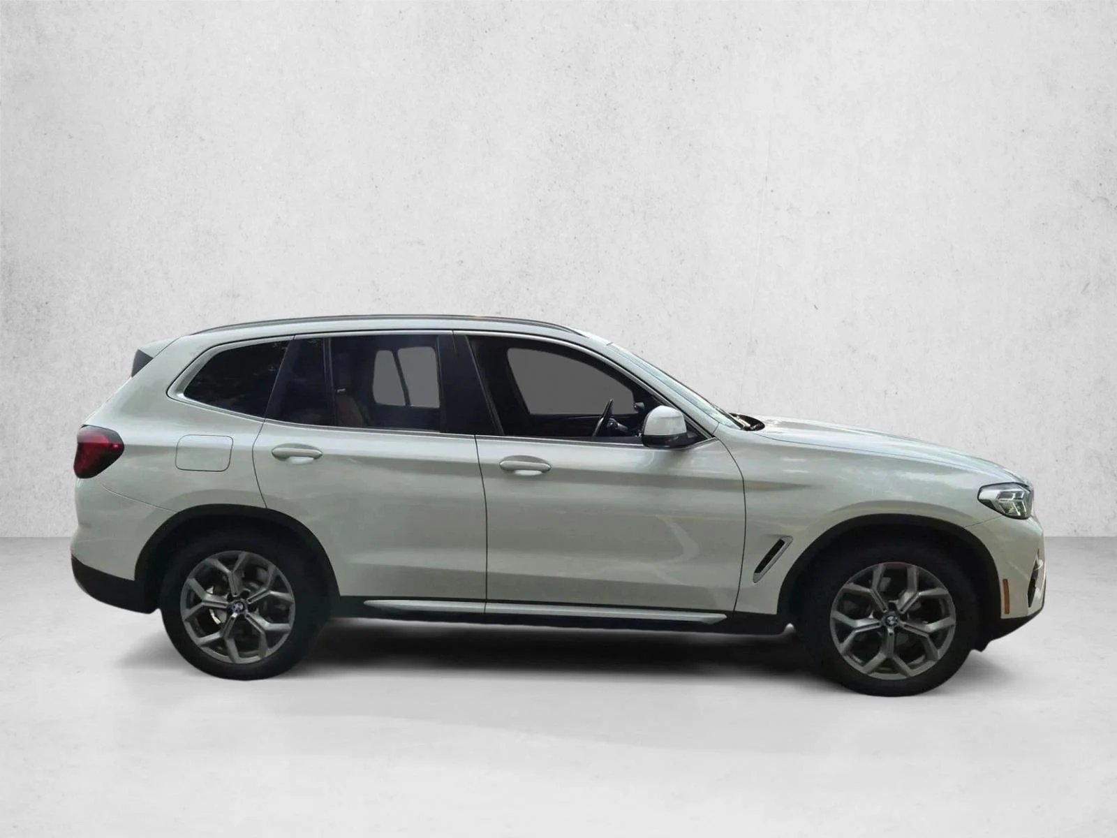 Used 2022 Alpine White BMW sDrive30i image 5