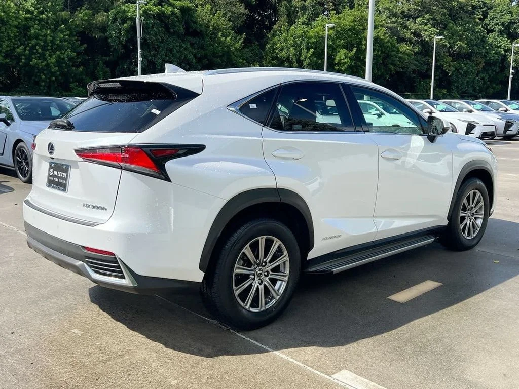 Used 2018 Eminent White Pearl Lexus 300h image 7