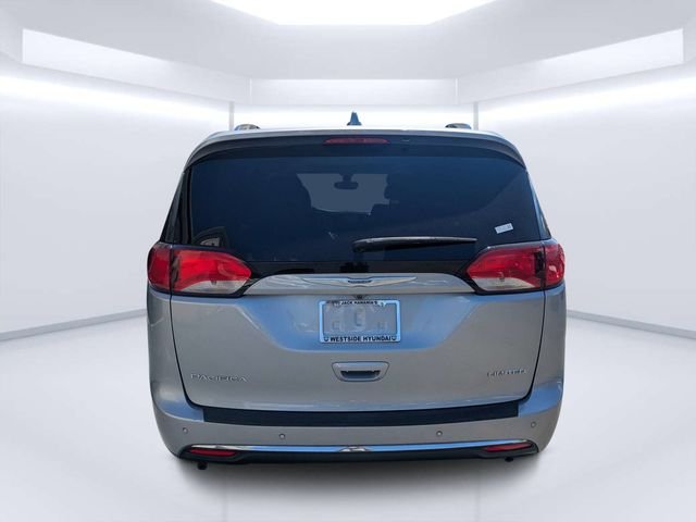 Used 2020 Silver Chrysler Limited image 4