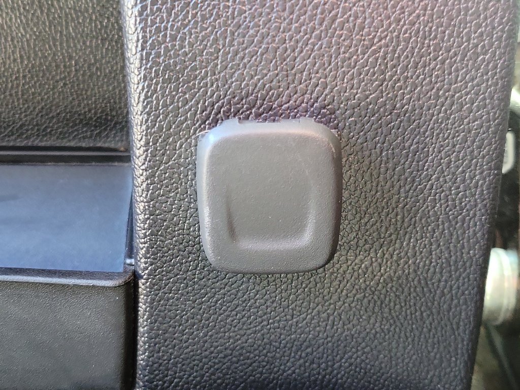 Used 2018 SUMMIT WHITE Chevrolet LT image 15