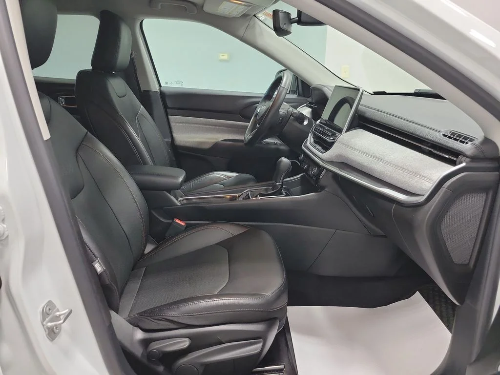 Used 2022 White Jeep Latitude Lux image 19