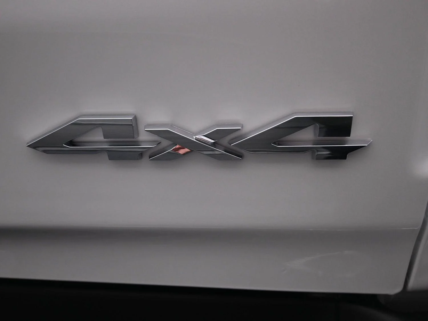 New 2026 Ivory White Tri-Coat Pearl-Coat Exterior Paint RAM Laramie image 17