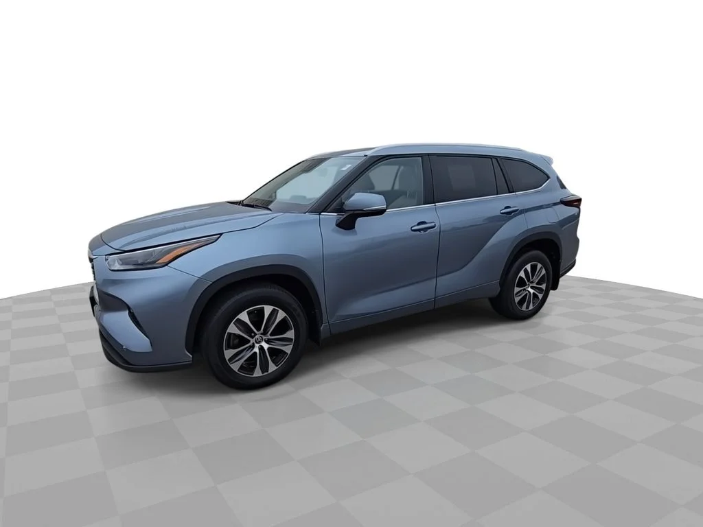 Used 2024  Toyota XLE image 4