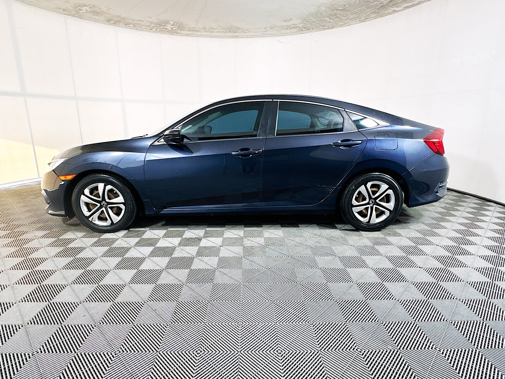 Used 2018 Gray Honda LX image 6