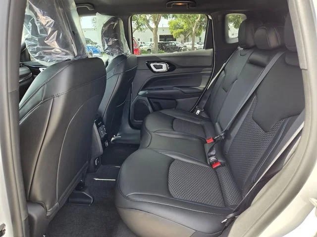 New 2026 Bright White Clear-Coat Exterior Paint Jeep Latitude image 13