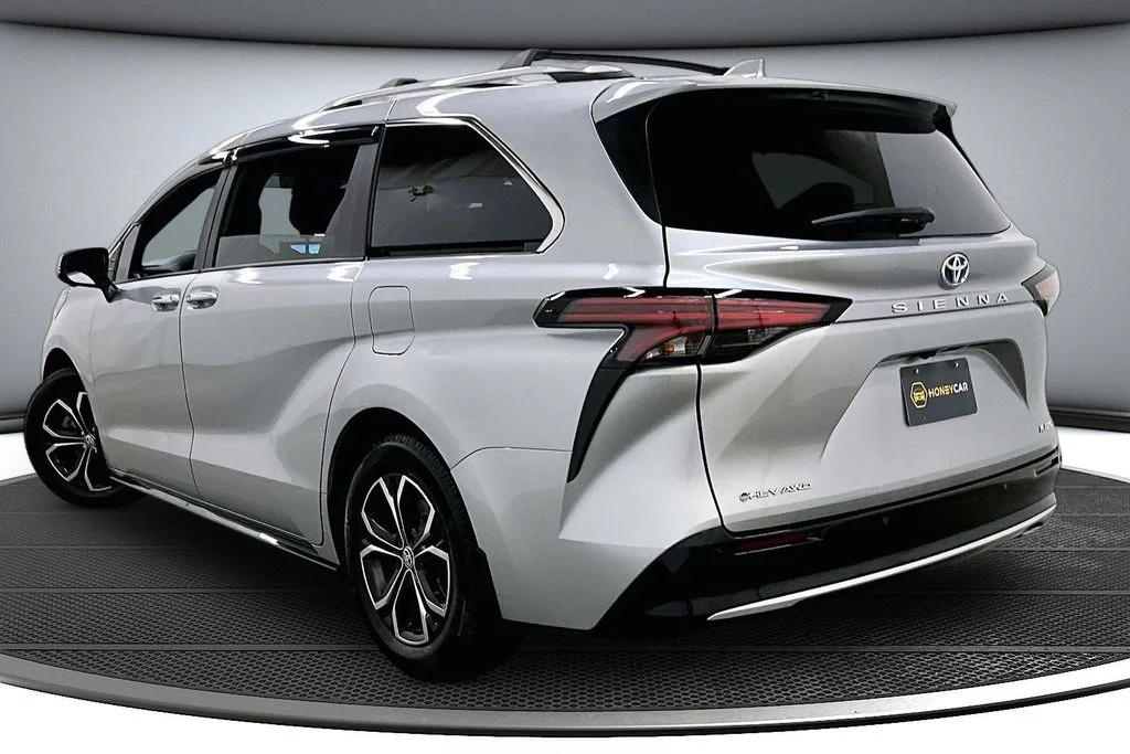 Used 2025 Silver Toyota Platinum image 4