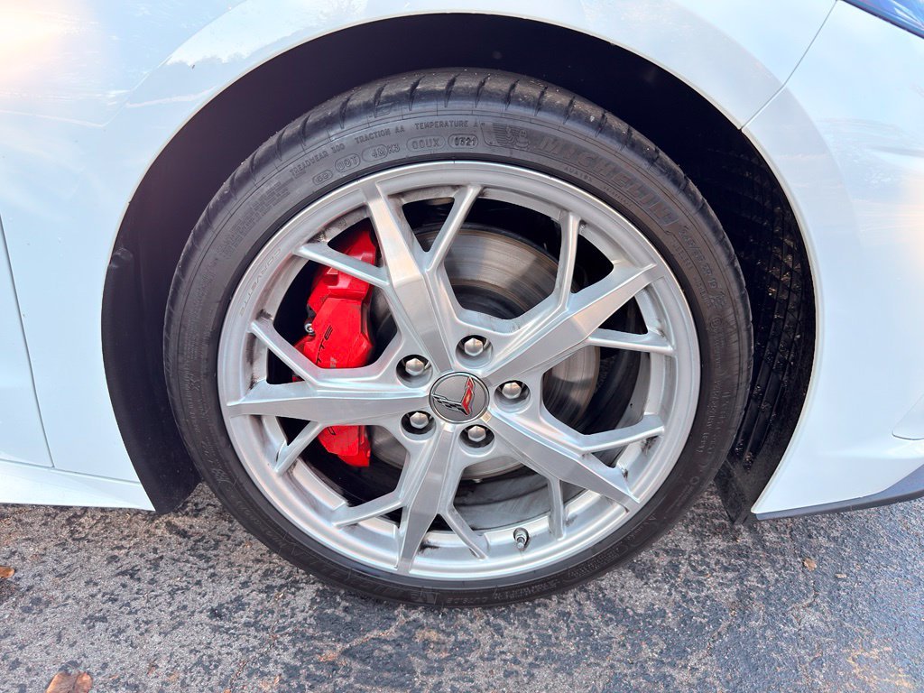 Used 2021 White Chevrolet Stingray image 3
