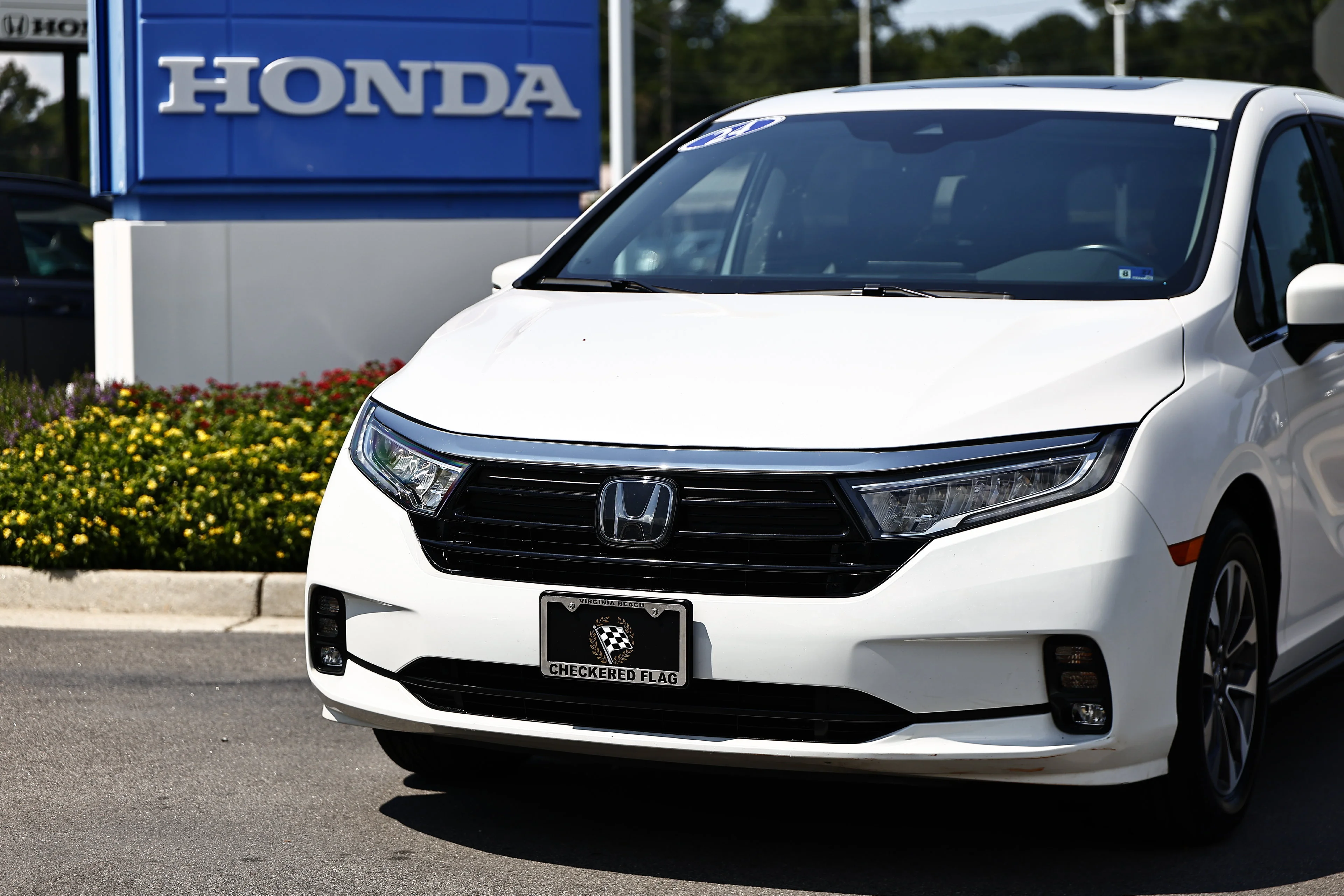 Used 2024 Platinum White Pearl Honda EX-L image 2