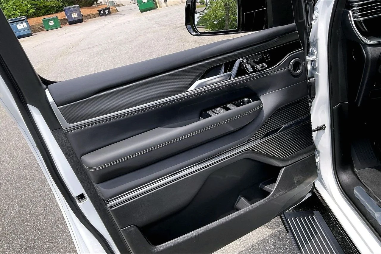 New 2026 Bright White Clearcoat Jeep Summit Obsidian image 30