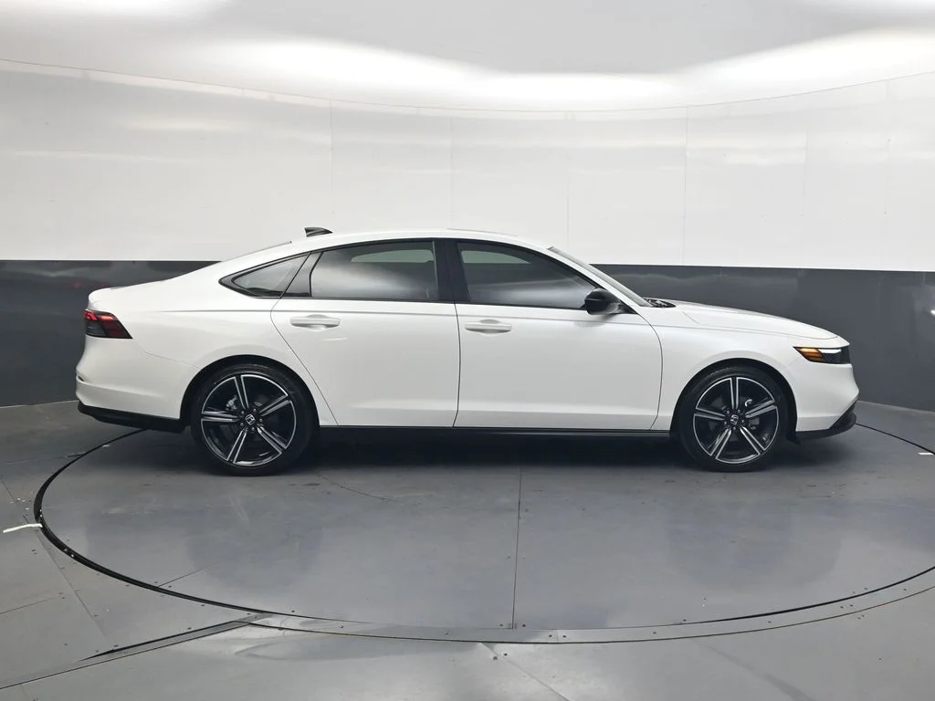 Certified Used 2026 Platinum White Pearl Honda SE image 3