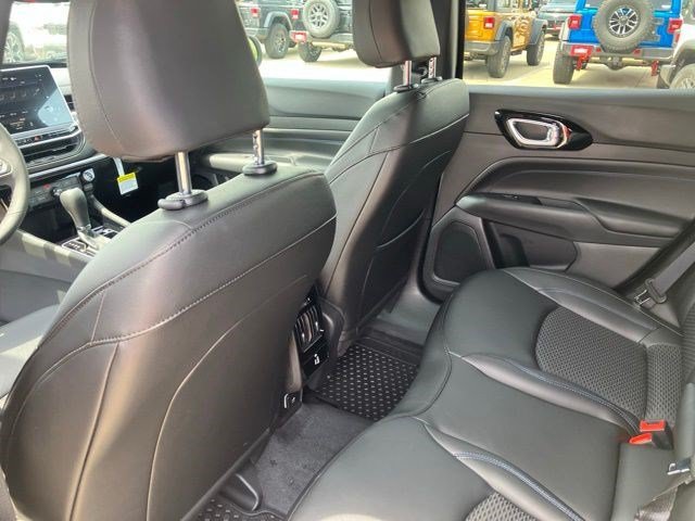 New 2026 Diamond Black Crystal Pearlcoat Jeep Latitude Altitude image 20
