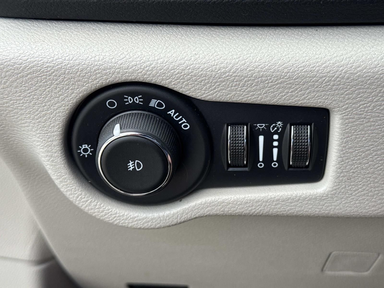 Used 2024 Black Chrysler Touring L image 21