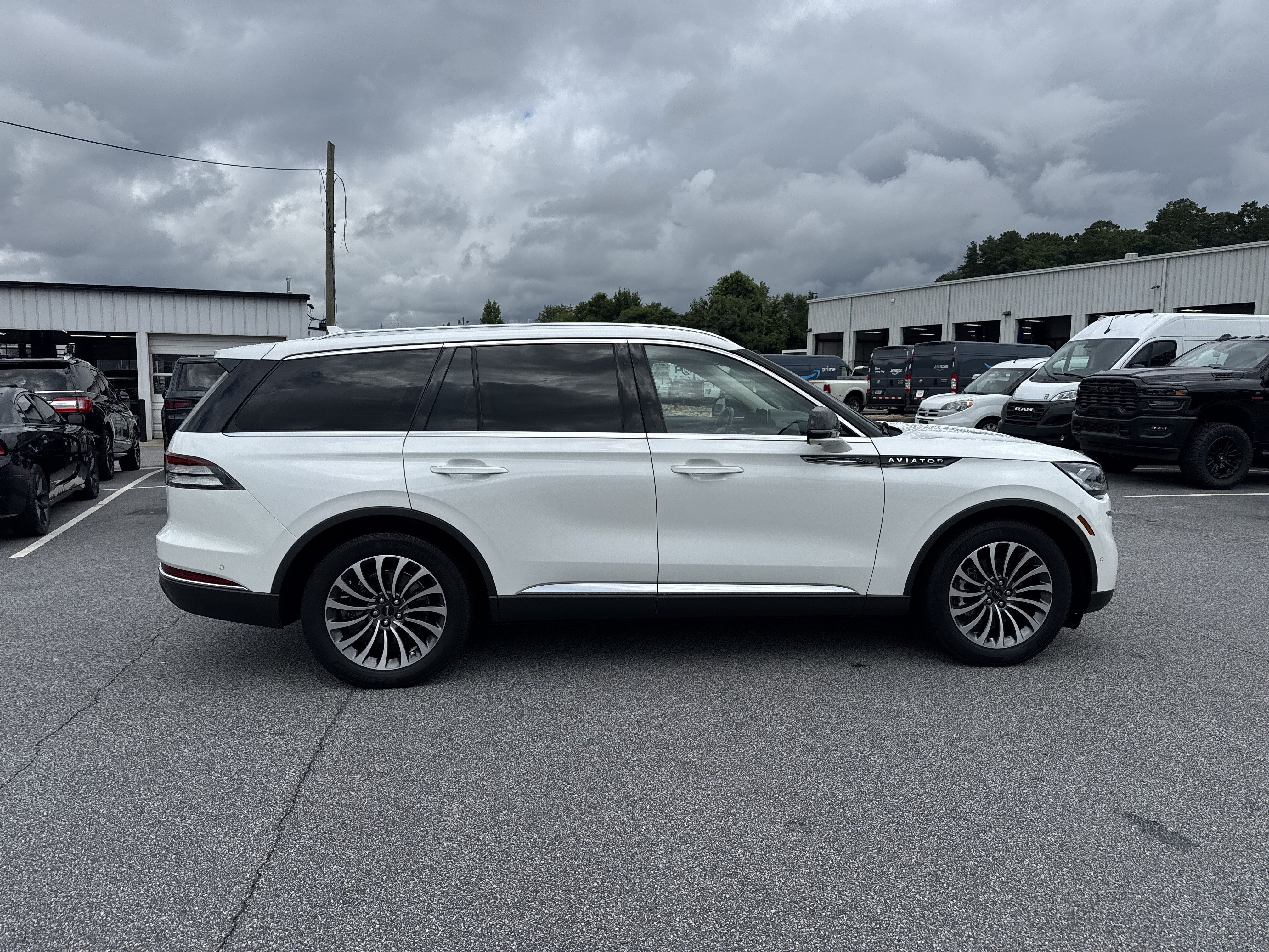 Used 2023 White Metallic Lincoln Reserve image 9